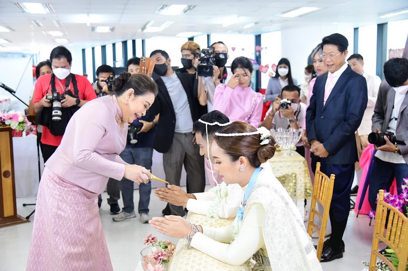 ส่งมอบความรัก!! รับบัตรห้องพักโรงแรมของศุภาลัย แก่คู่รักจดทะเบียนสมรสที่สำนักงานเขตบางรัก