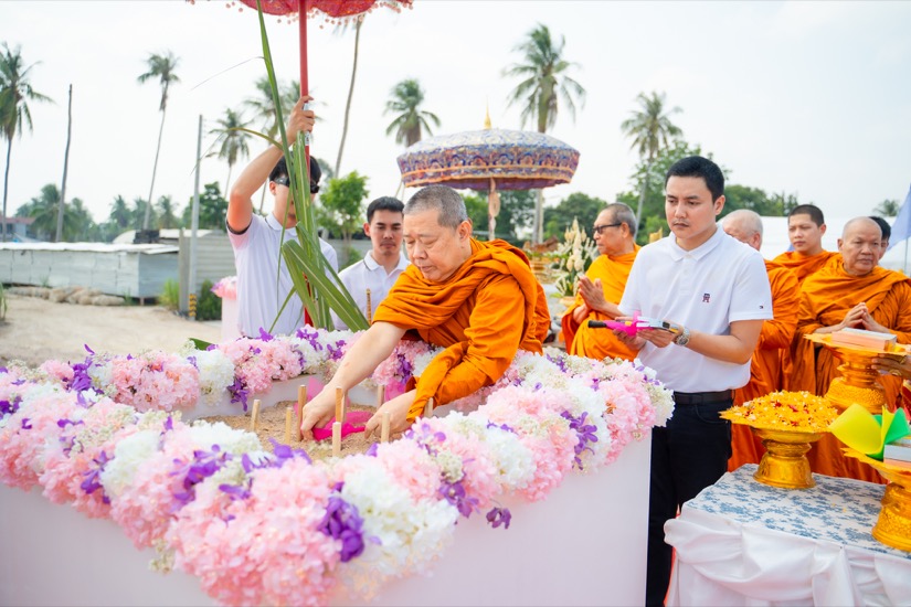 งานบวงสรวง วางศิลาฤกษ์ และยกเสาเอกเสาโท โครงการฮาร์โมนี ฮิลส์ วิลล่า พัทยา